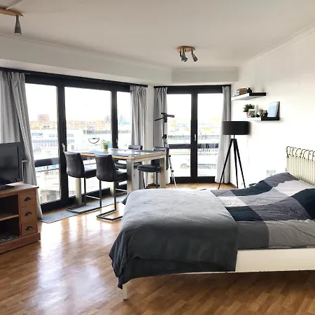 Cosy, Modern Studio With An Awesome View Of Apartment *